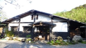 窓から差し込む夕日を眺めながら、優しさを味わう古民家カフェ「和風茶屋こっち」