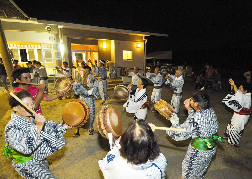 奄美大島で旧暦八月を中心に踊られる伝統芸能、八月踊り