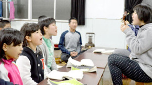 子供の心と体に島の魂がぐんぐん染み込む「大笠利わらぶぇ島唄クラブ」