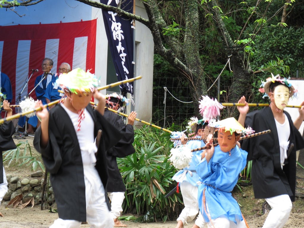 加計呂麻島の諸鈍シバヤ：カビディラ（お面）を着けて踊る