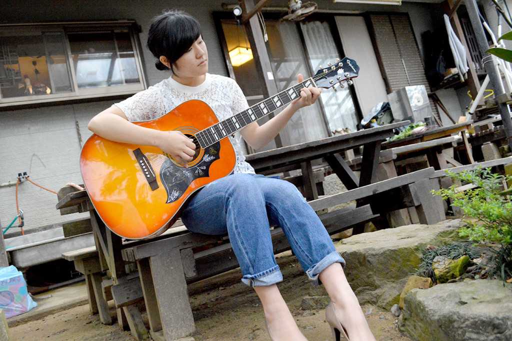 ギターを弾く楠田莉子
