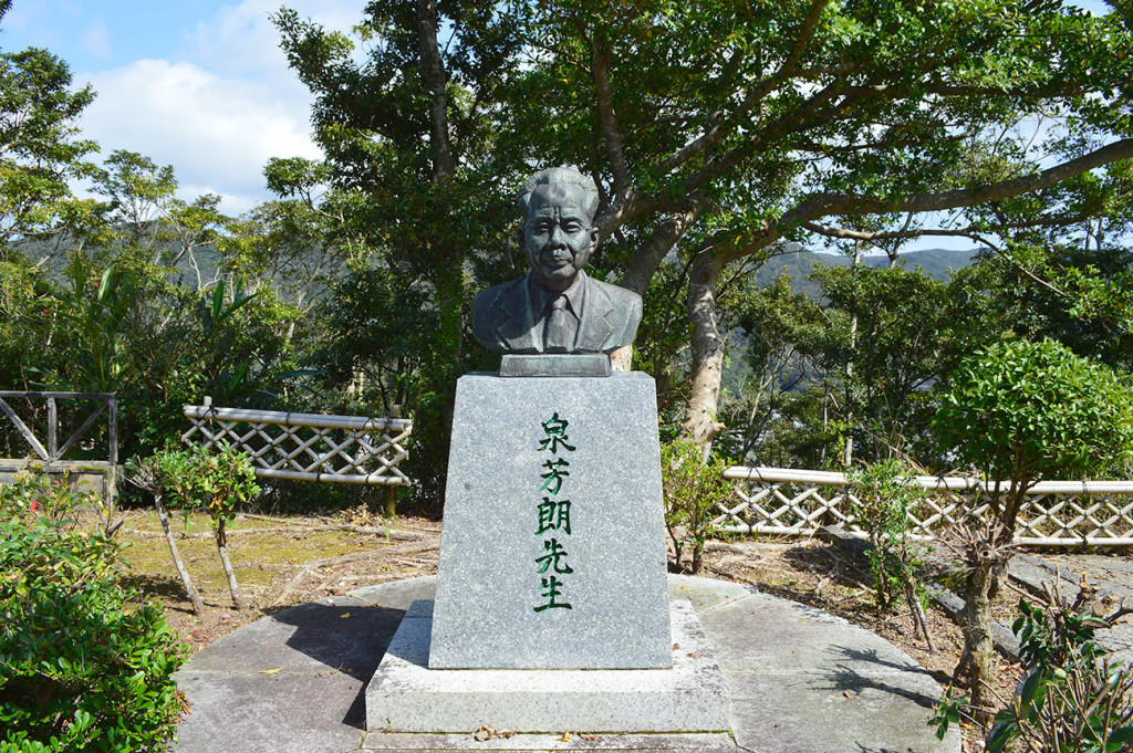 おがみ山にある泉芳朗氏の銅像
