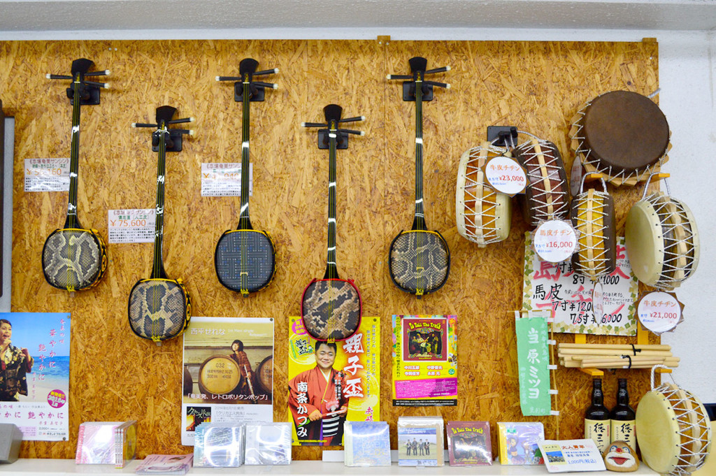 奄美の老舗音楽ショップ、セントラル楽器の三味線コーナー