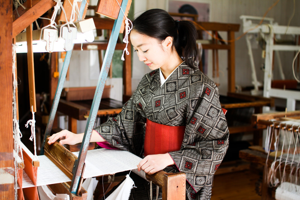大島紬村では機織り体験もできる：