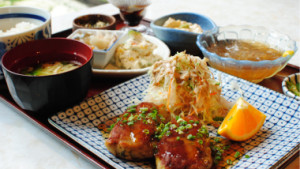 島豆腐の魅力を心ゆくまで堪能できる　老舗豆腐屋直営のレトロなお食事処「島とうふ屋」