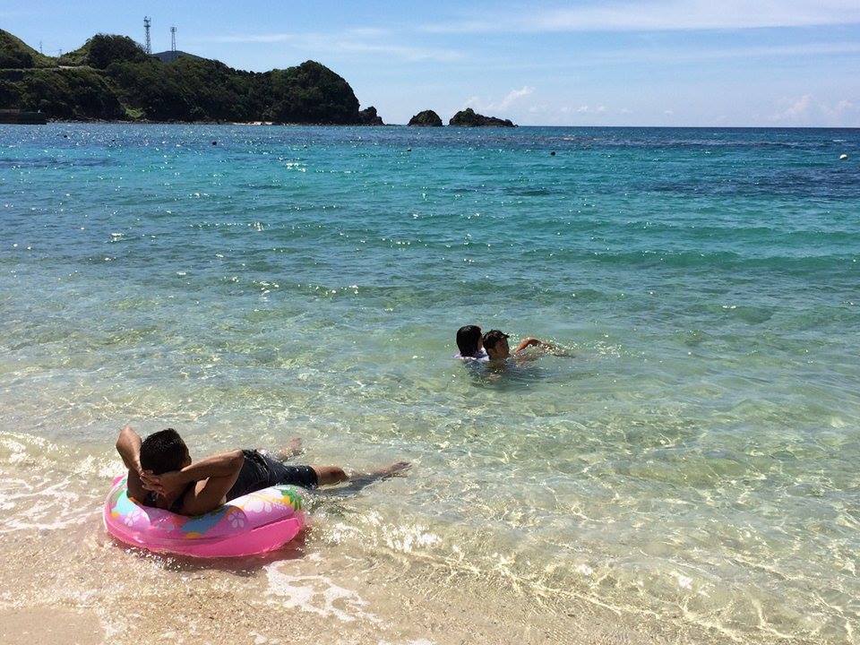 宇検村タエン浜で海水浴をする人