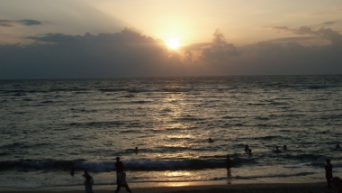 東シナ海に沈む夕日の絶景　市民の憩いの場・大浜海浜公園
