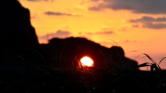 【奄美の夕日】神秘のサンセット風景「龍の目」～赤い光が灯る瞬間