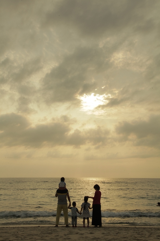 大浜海浜公園の夕日を見るファミリー