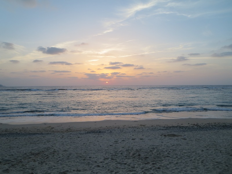 大浜海浜公園の雲がある日の夕日