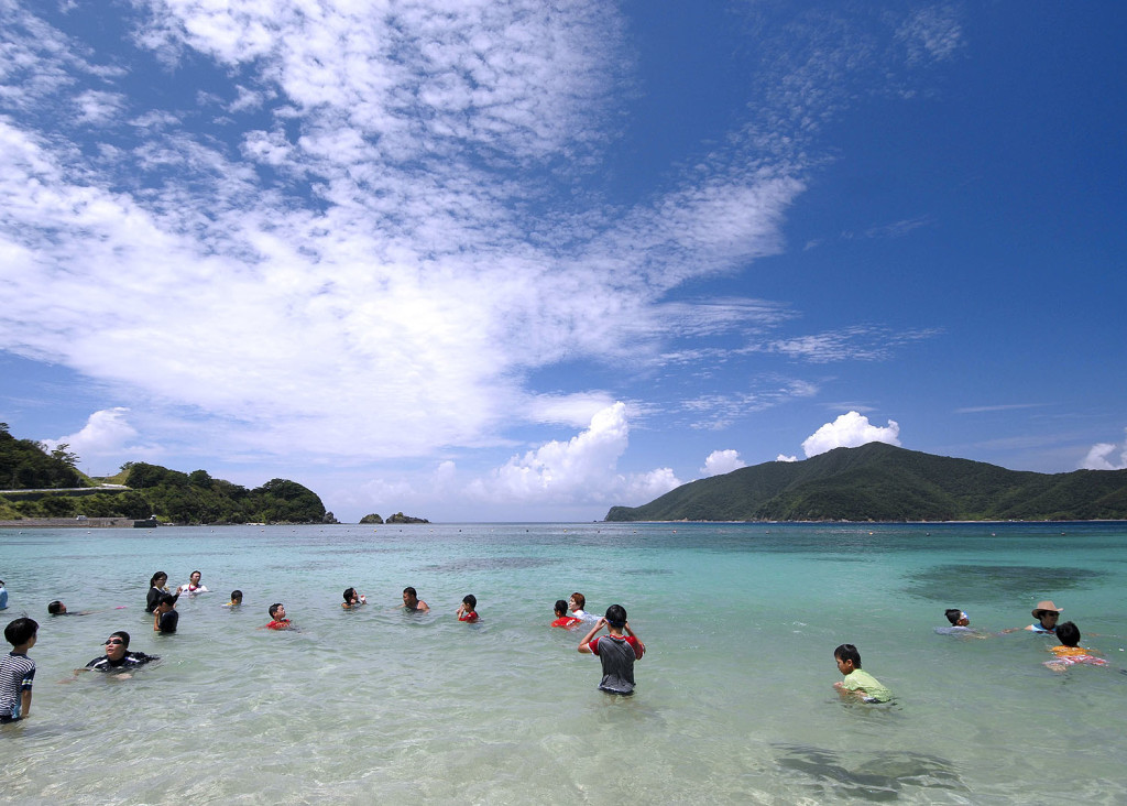 タエン浜の青い海で泳ぐ人