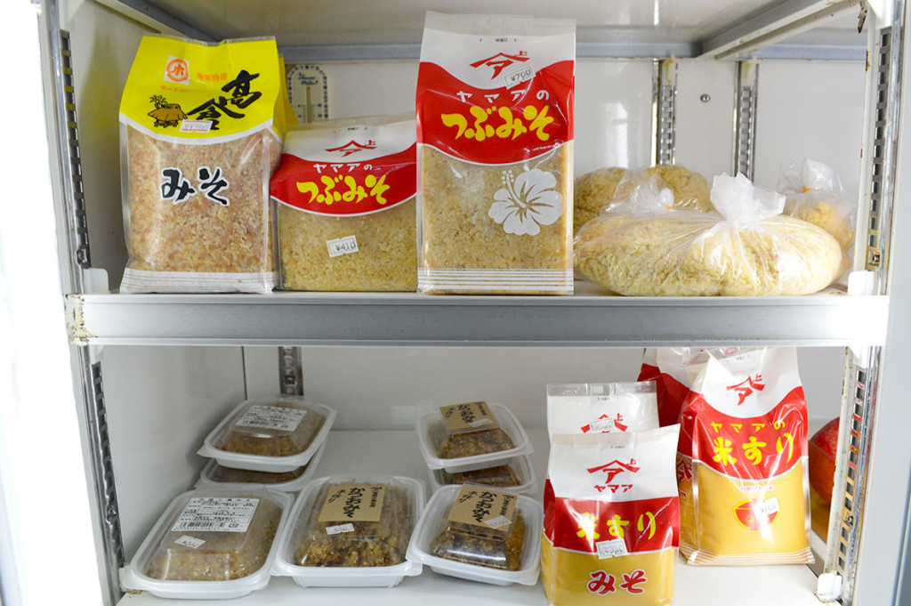 龍郷町円集落、「フレッシュまどか」冷蔵コーナー