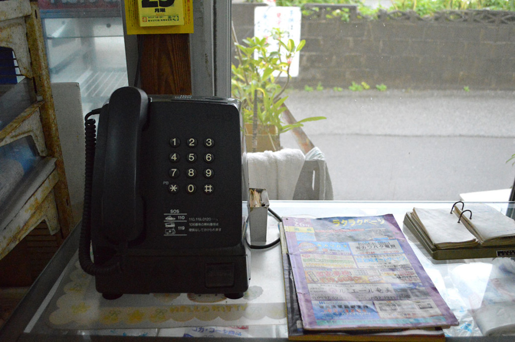 龍郷町円集落、「フレッシュまどか」にある公衆電話