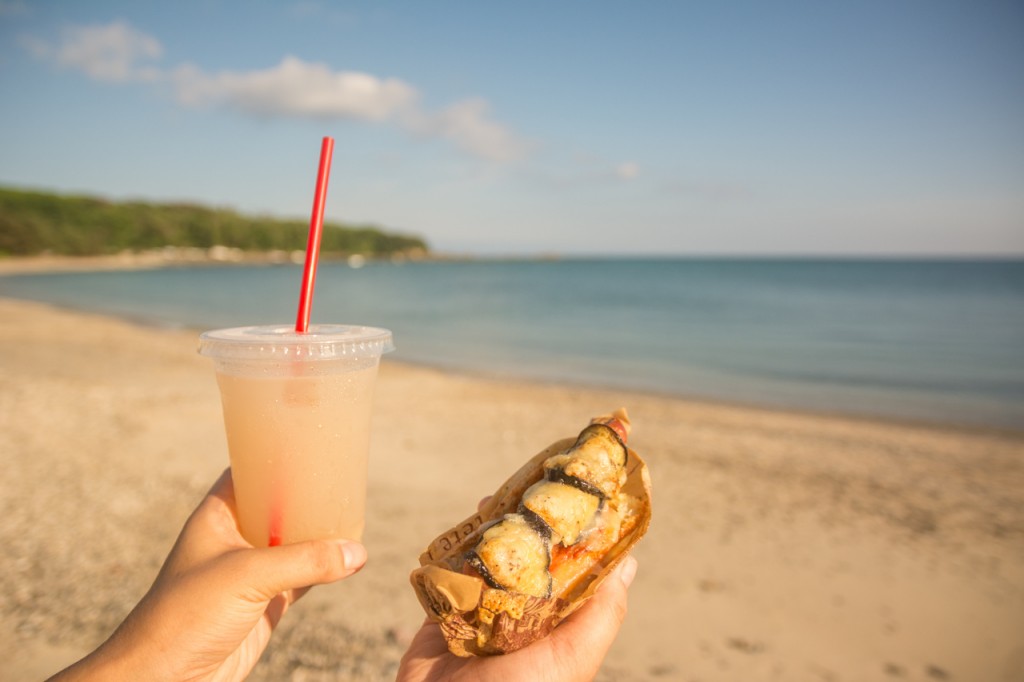 奄美砂浜で食べる晴れるベーカリーのパン