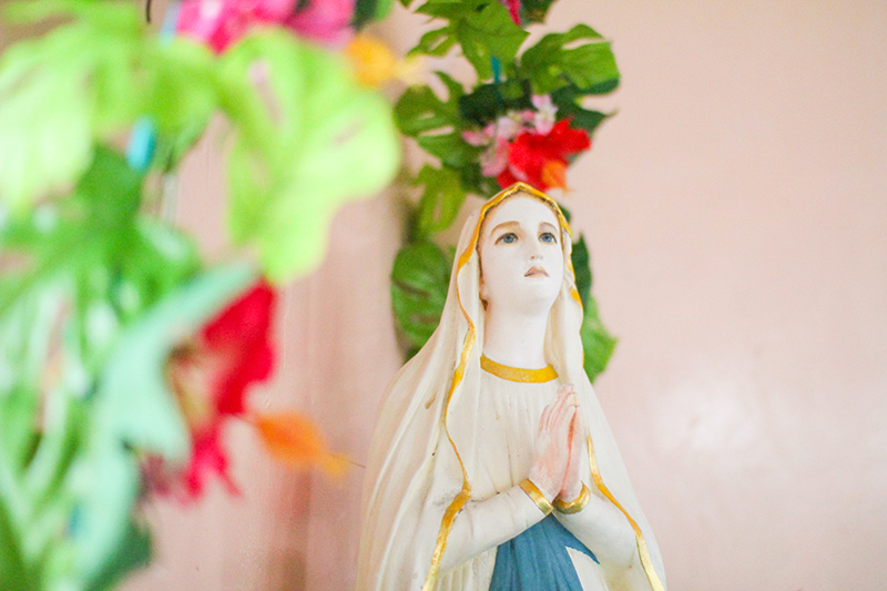 奄美、カラフルなカトリック安木屋場教会のマリア像