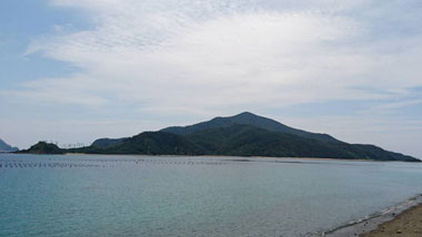 様々な言い伝えをもつ、イザトバナレと呼ばれる無人島・「枝手久島」の物語