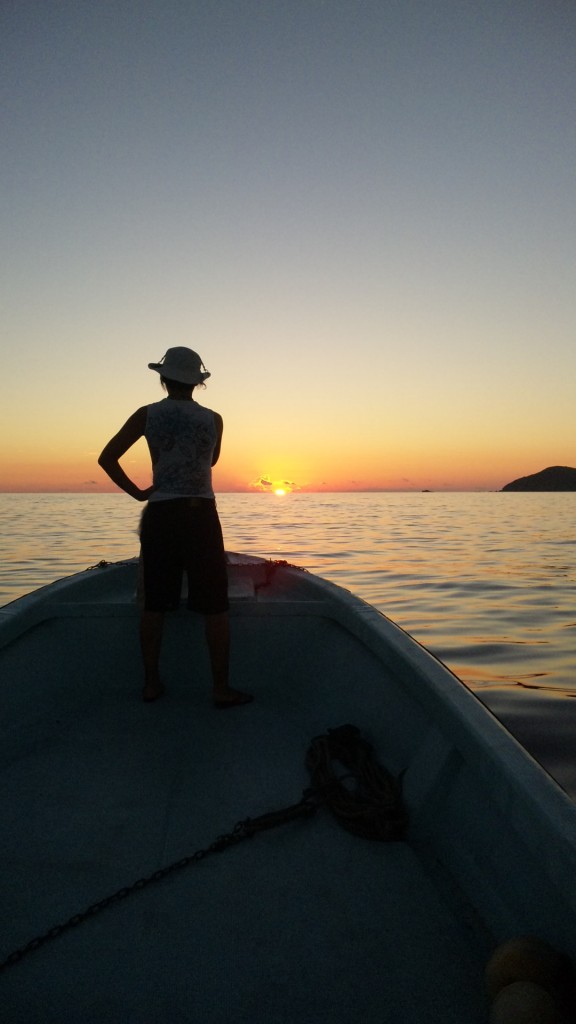 ボートから見る海に沈む夕日