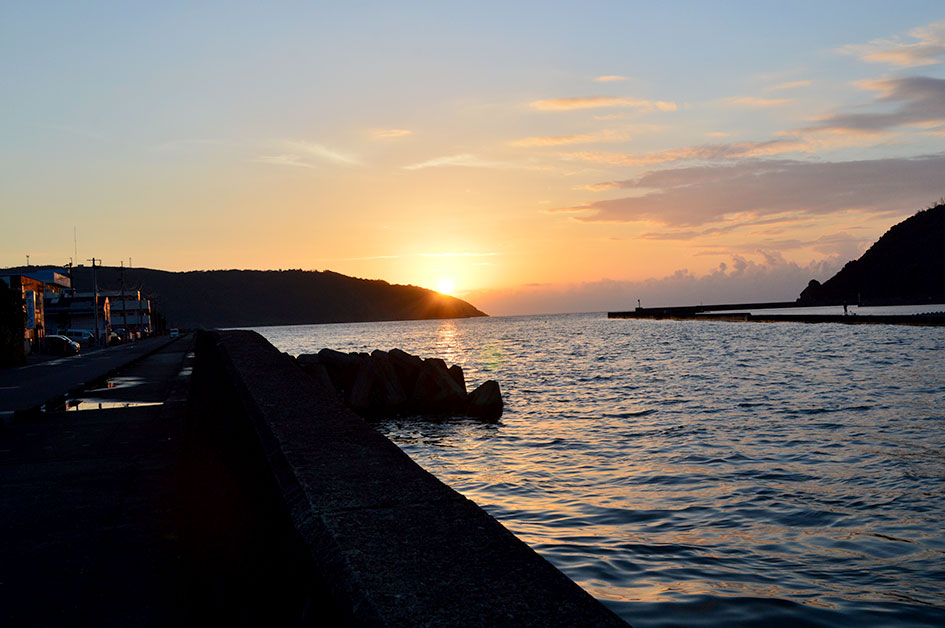 奄美、大熊漁港から見る夕陽