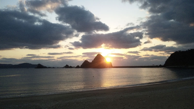 加計呂麻島西阿室：立神に沈む夕日