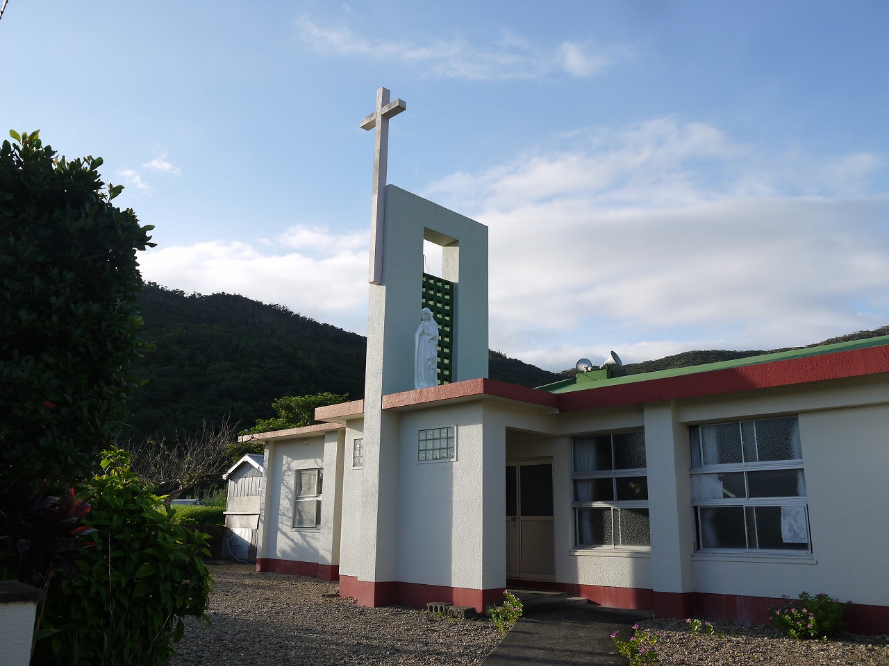 加計呂麻島にある西阿室教会の外観