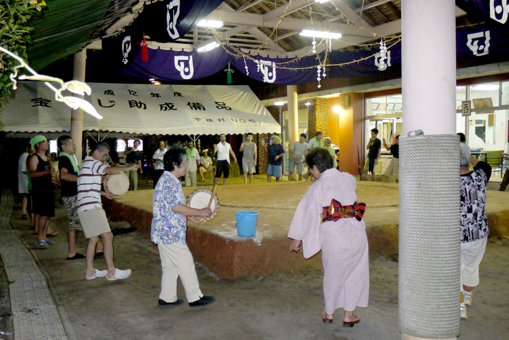 奄美宇検村の豊年祭：八月踊り