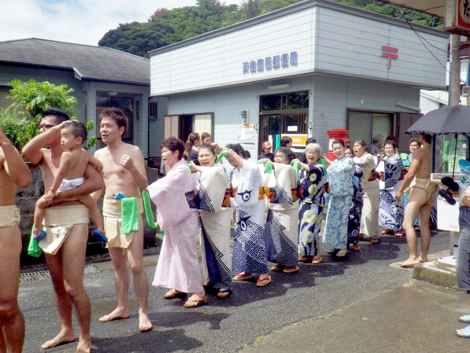 奄美宇検村の豊年祭：力士の後ろに続く女性