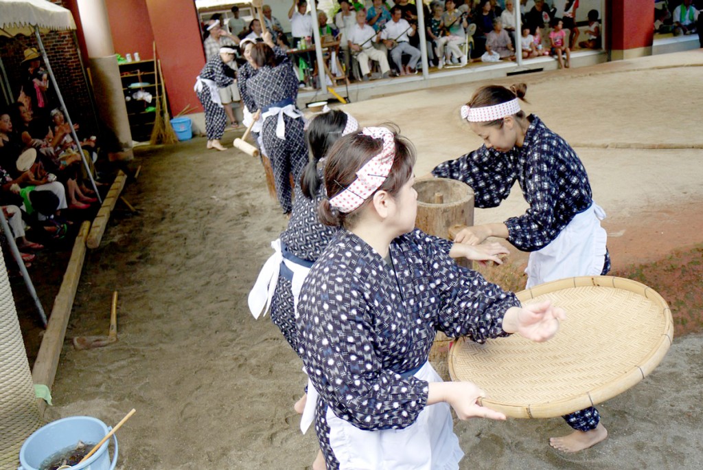 奄美宇検村の豊年祭：稲すり踊り