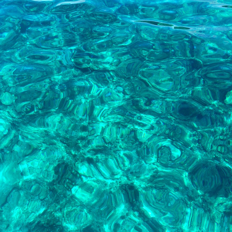 5メートルくらい先の珊瑚が見えるほどきれいな海。
