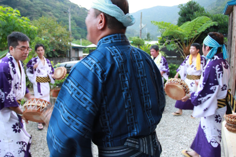 奄美大和村のキトバレ踊り：トネヤの庭