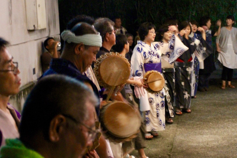 奄美大和村のキトバレ踊り：チヂンを鳴らし踊る 