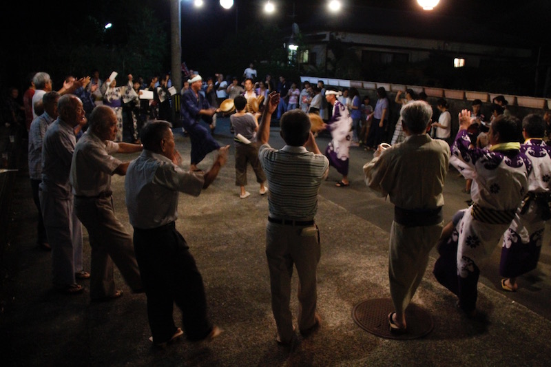 奄美大和村のキトバレ踊り：集落のみんなで踊る
