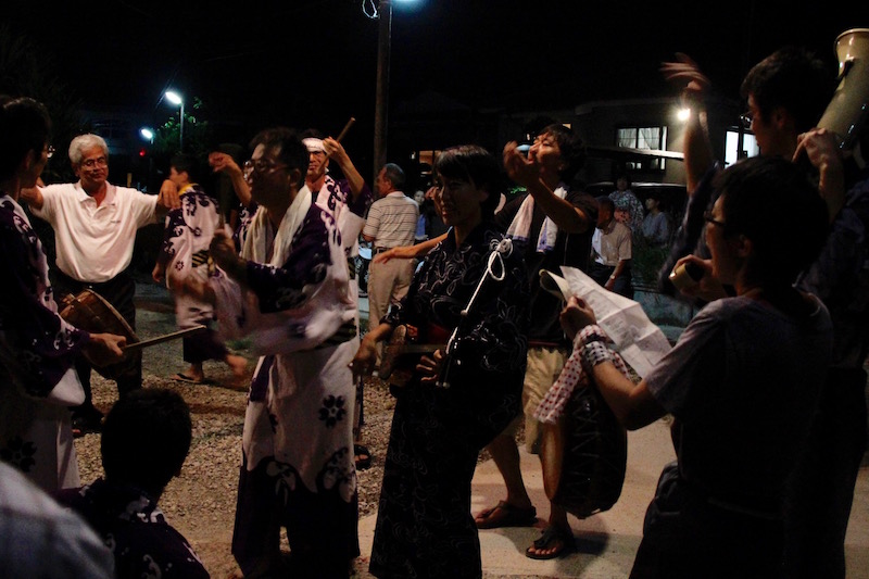 奄美大和村のキトバレ踊り：集落のみんなで踊る