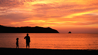 時の流れを感じながら歩く　奄美の歴史のまち・笠利町赤木名の夕日