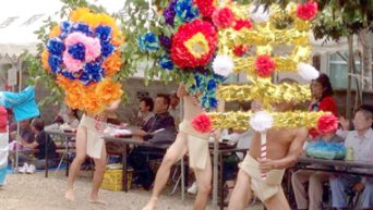 色鮮やかな伝統行事～五穀豊穣を願う、加計呂麻島西阿室集落の「テンテン踊り」