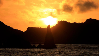 期間限定！ 太陽と立神がつくる夕陽の絶景　大和村戸円のロウソク岩