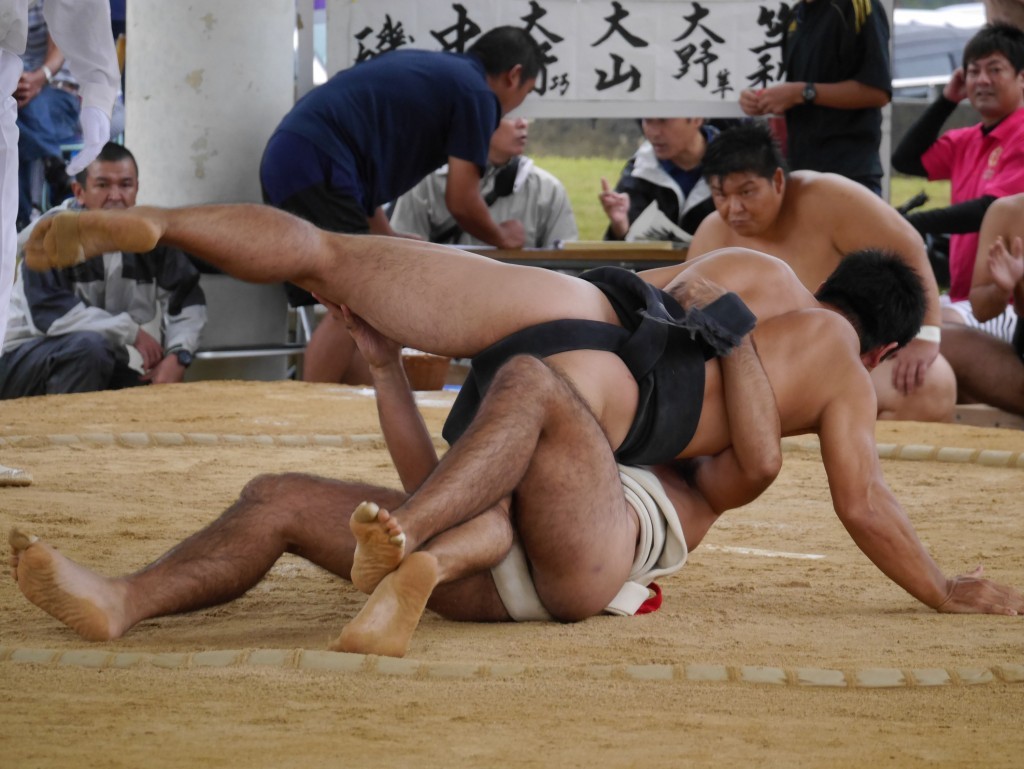 奄美市笠利町招魂祭相撲大会の取組