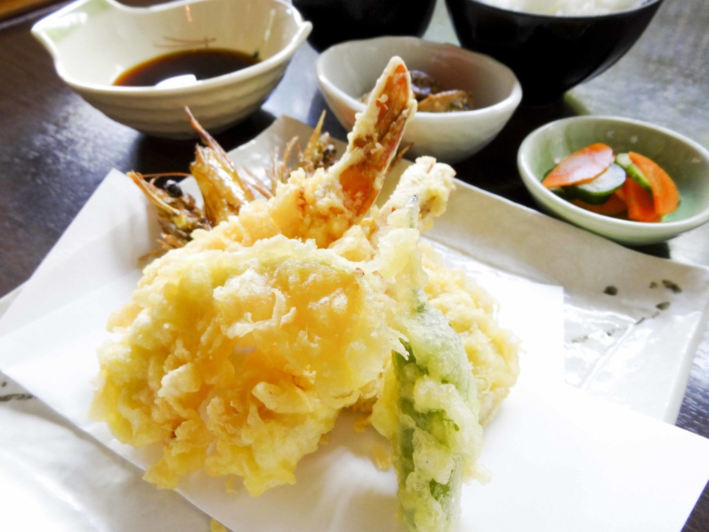 宇検食堂、地元産の新鮮な車海老天ぷら定食
