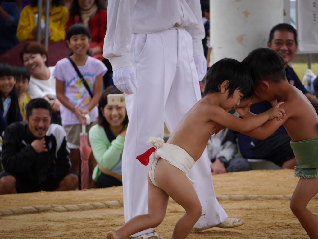 奄美市笠利町招魂祭相撲大会の子供の取組