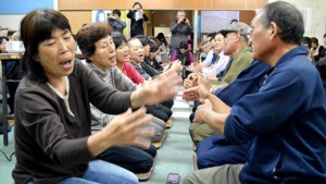 男女向かい合って手踊りで福を招く～ひとつの集落だけに現存する伝統行事「節田まんかい」