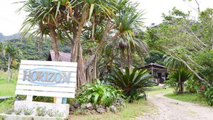 加計呂麻島の緑の森に囲まれたアジアンスタイルのペンション＆カフェ「ホライゾンクラブ」