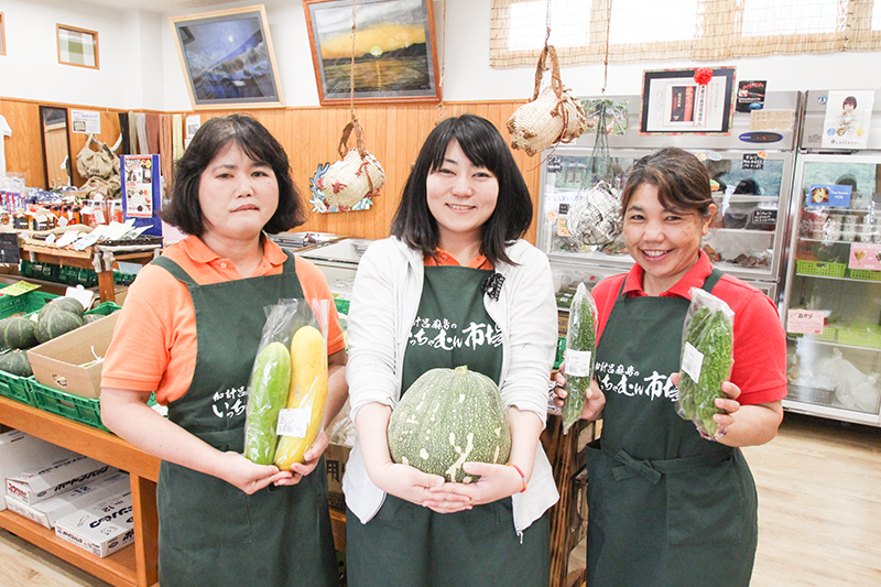 島の野菜を持つ女性3人組