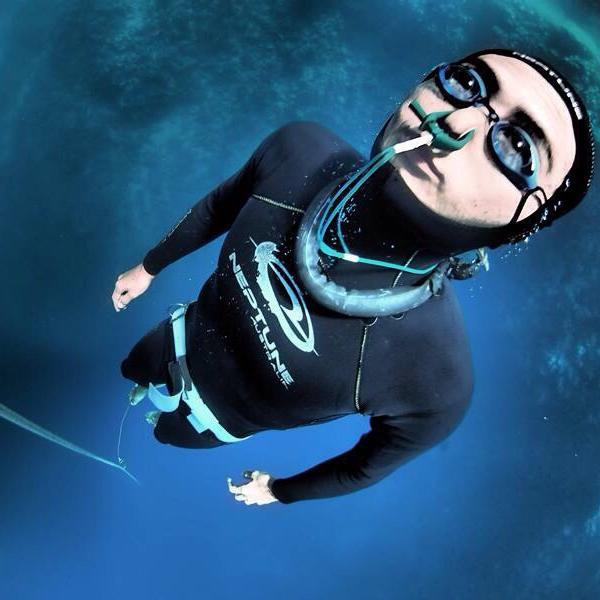 フリーダイビングで海を潜る男性