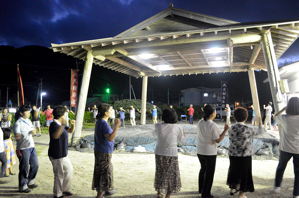 奄美大島の八月踊りを踊る人々
