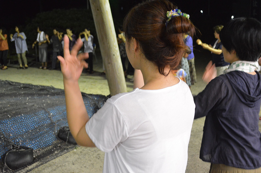 奄美大島の八月踊りを踊る人々