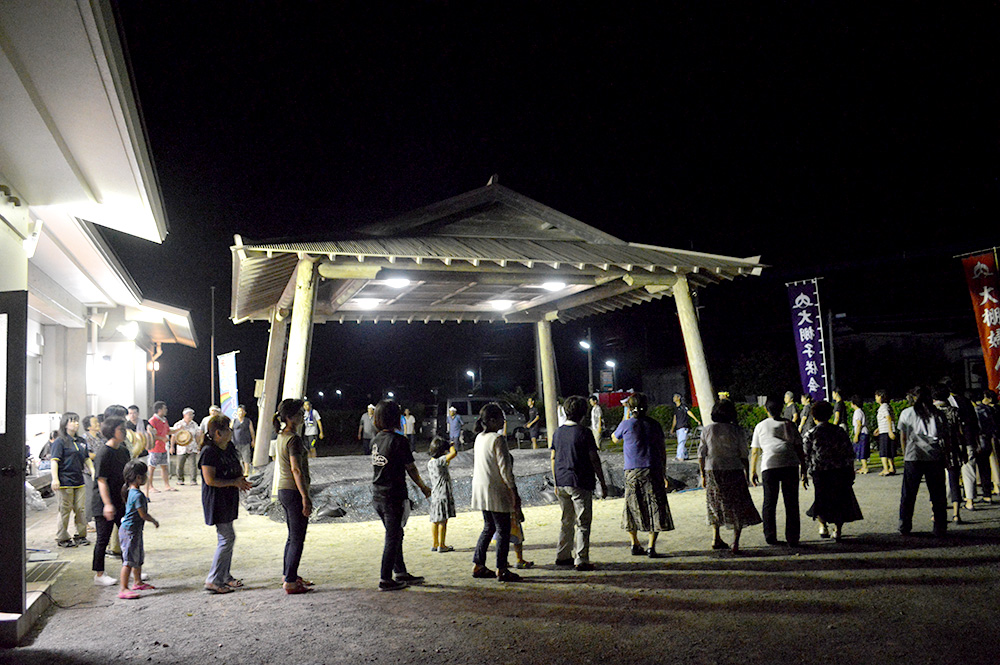 奄美大島八月踊りに集まる人
