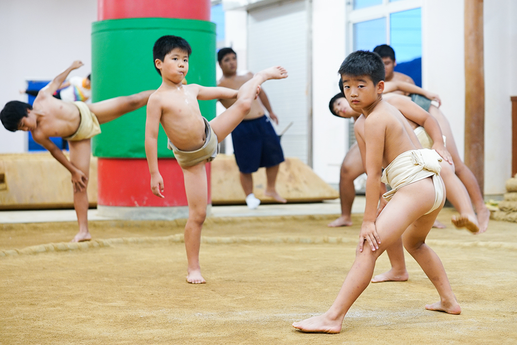 住用相撲クラブ：四股を踏む子供たち