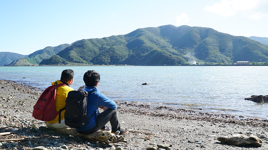奄美の海と山を眺める男の人