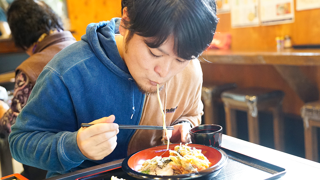 奄美市住用のそば屋つむぎ庵で昼食