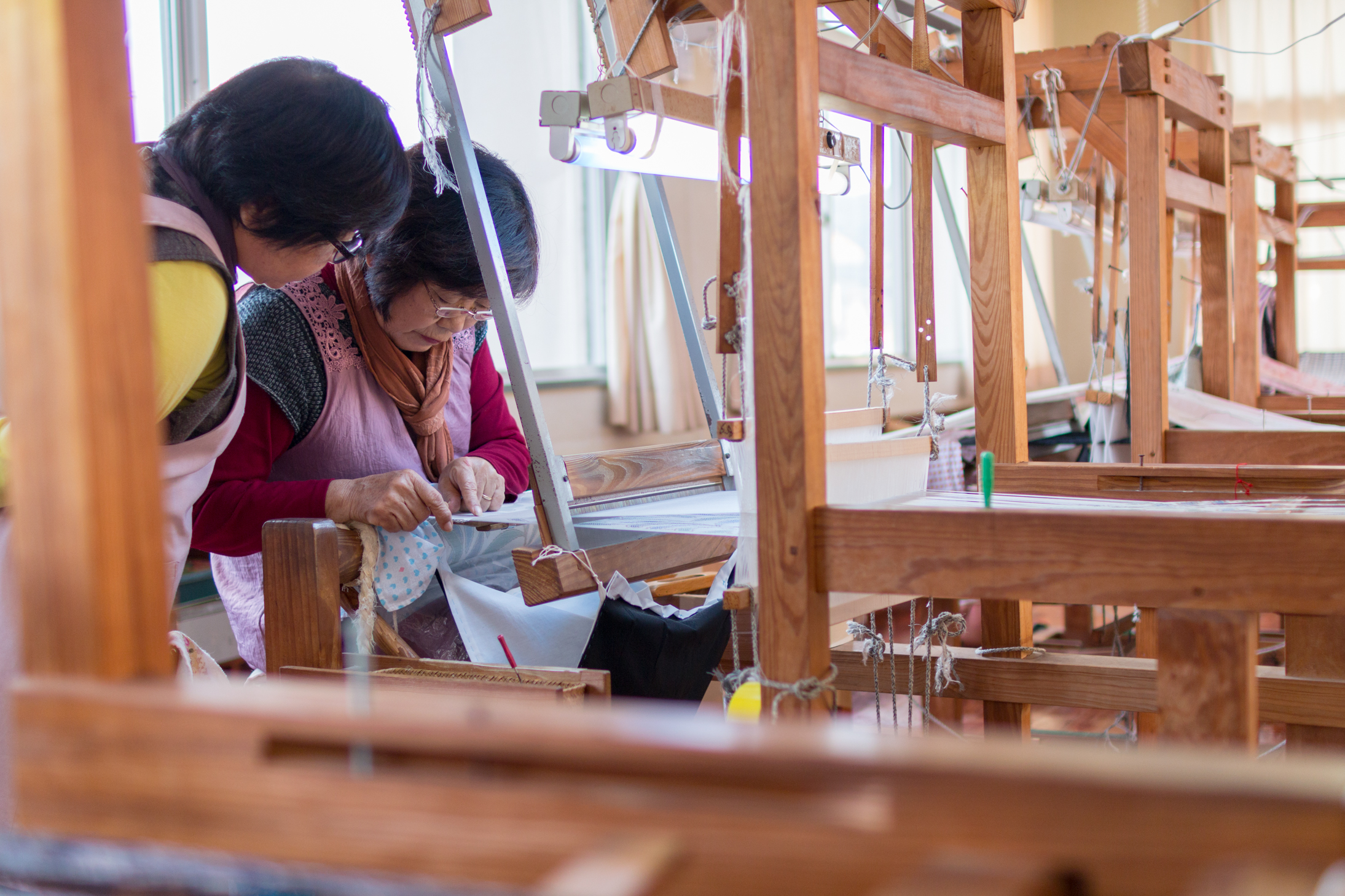 奄美大島で大島紬の織り方を教える人