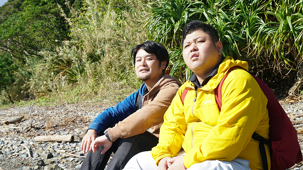 奄美市住用で遠くを眺める男の人